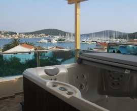 Croatia, Middle Dalmatia,  - Apartment building, for sale